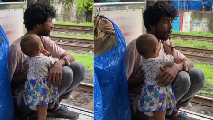 The little girl fed the father in the train, the passengers caught the love of the innocent in the camera