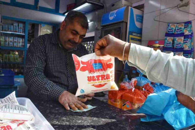 Mother Dairy ने फिर बढ़ाए दूध के दाम, कल से लागू होंगी नई दरें