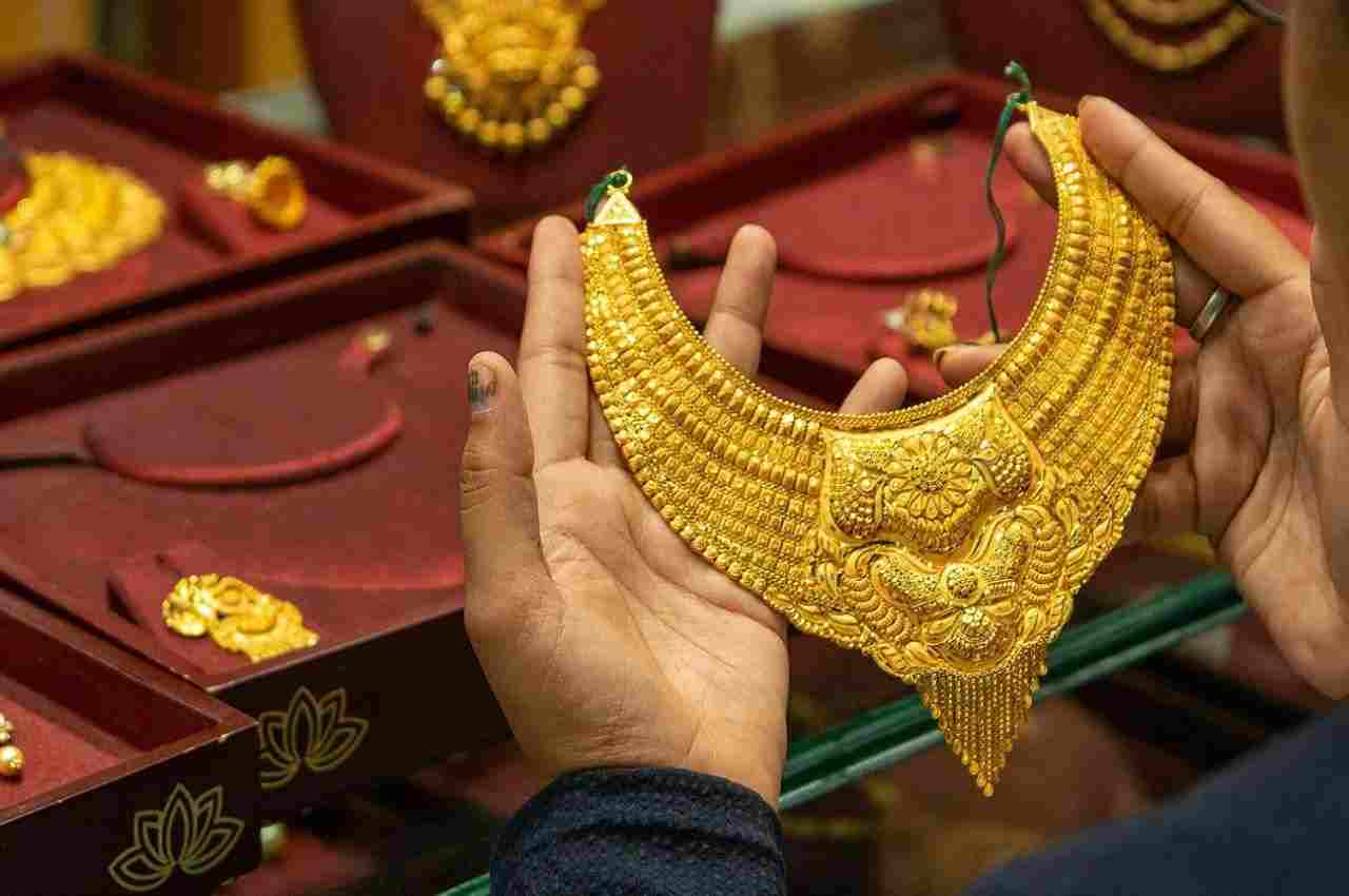 Aaj ka Sona ka Bhav : सोने की कीमत में आई कमी, ऐसे जानें आज क्या है 10 ग्राम सोने का भाव?