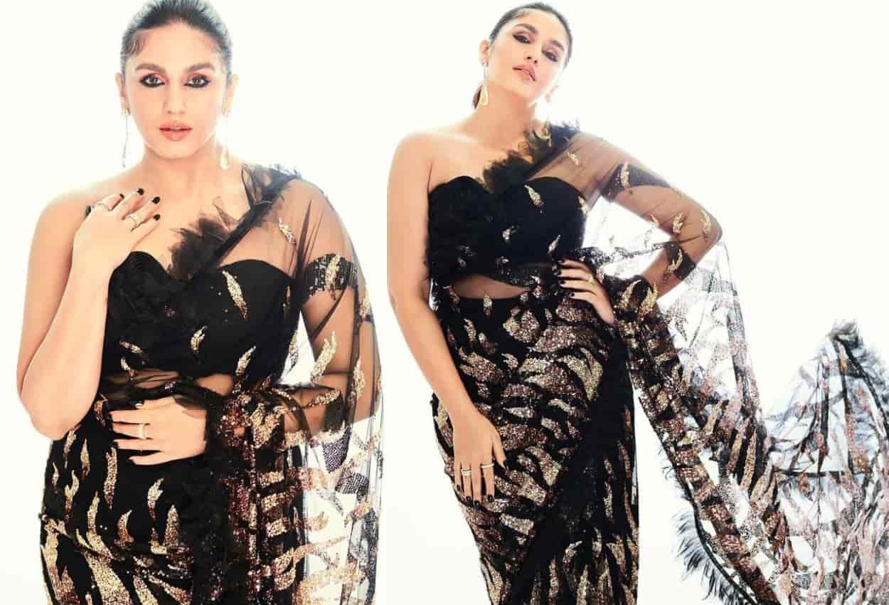 काली साड़ी पहने हुमा कुरैशी की अदाएं देखकर आप दंग रह जाएंगे।